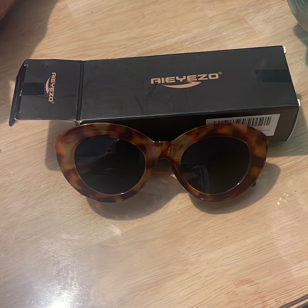 Brand new stylish, tortoise color cats eye shape sunglasses very retro